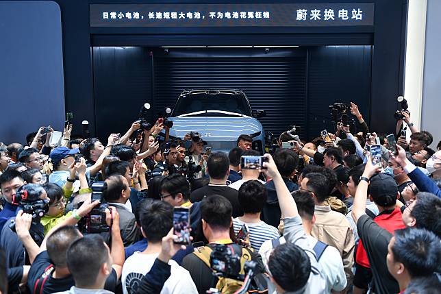 Visitors watch the demonstration of a battery swap station of Chinese brand NIO at the 2024 Beijing International Automotive Exhibition in Shunyi District, Beijing, capital of China, April 25, 2024. (Xinhua/Ju Huanzong)
