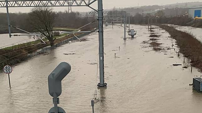 2022年英國南約克郡（South Yorkshire），嚴重洪水淹沒鐵道。圖片來源：鐵路網公司（Network Rail）