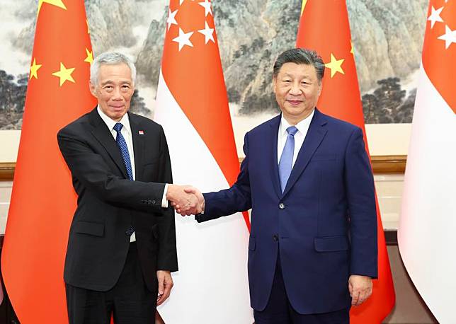 Chinese President Xi Jinping meets with Senior Minister of Singapore Lee Hsien Loong at the Diaoyutai State Guesthouse in Beijing, capital of China, Nov. 26, 2024. (Xinhua/Huang Jingwen)