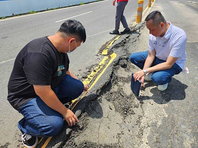 竹縣寶山鄉三峰路嚴重擠壓引發二十三處隆起，鄉長邱振瑋籲請業者自律，勿超載、勿超速，共同維護道路品質。（記者彭新茹攝）