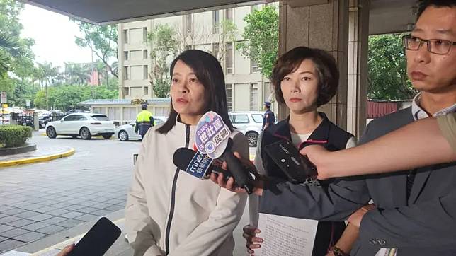 黃琤婷下午1時30分在許宇甄陪同下，代表罷免民進黨立委陳俊宇團體到中選會領表