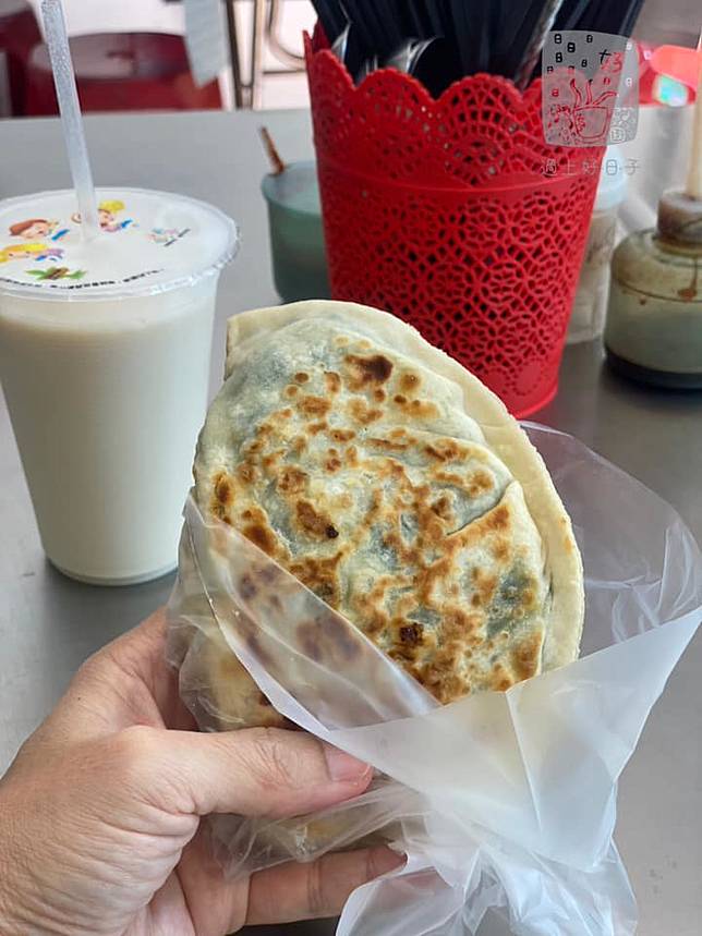 ▲韭菜盒也是人氣商品，我幸運地吃到當天的最後一個。(圖/過上好日子-邱俊智) 