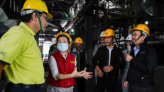 經濟部長王美花日前赴花蓮和平電廠關切目前修復情況。經濟部提供
