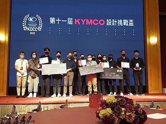 第十一屆KYMCO設計挑戰盃「疫後新生」得獎作品揭曉，前三名獲獎者昨獲頒發獎金十五萬元不等。　（記者王正平攝）