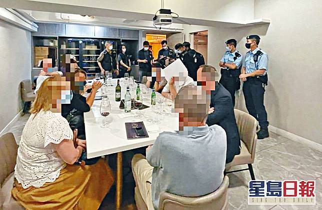 ■警方聯同食環署人員巡查酒吧及食肆。