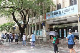 少子化、人口老化等衝擊下，勞保面臨「破產危機」。(柯承惠攝)