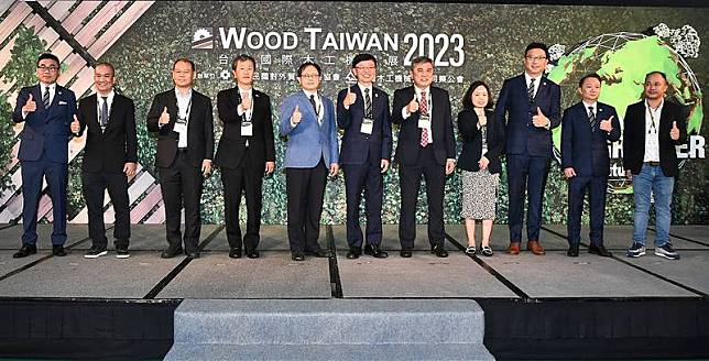 2023年台灣國際木工機械展WOOD TAIWAN，20日於台北南港展覽館盛大開展，由外貿協會秘書長王熙蒙（左5）及木工機公會理事長張志州（左6）等人共同 揭開序幕。（貿協提供）中央社記者劉千綾傳真 112年4月20日  
