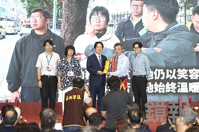 20260611中正一分局女警陳芊雯父母、丈夫代表領取「全國模範警察」獎章。董孟航攝