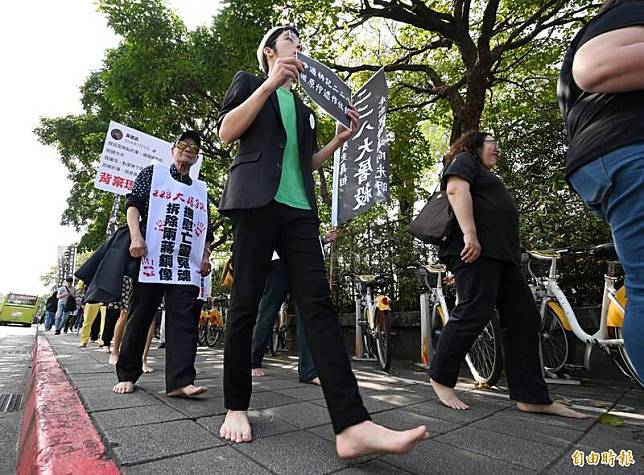 228事件78周年紀念追思會28日在台北228和平公園紀念碑前舉行，場外台灣國、公投護台灣團體、西門町大旗隊等團體發起紀念228行動，參加群眾打赤腳繞行公園。(記者廖振輝攝)