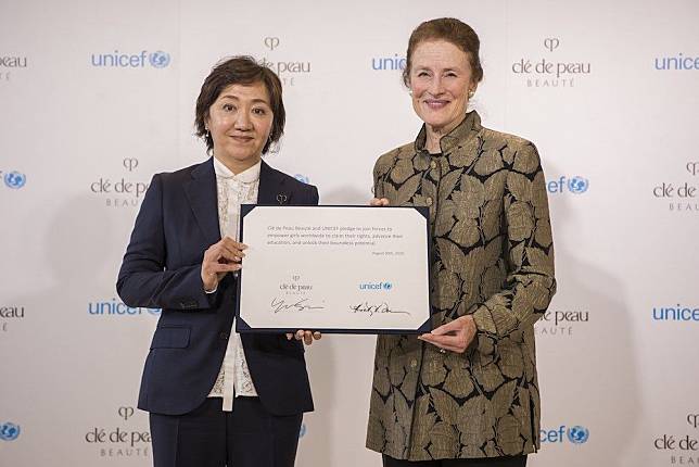 Ms. Yukari Suzuki, Chief Brand Officer of Clé de Peau Beauté (L) and Henrietta Fore, Executive Director, UNICEF ® showcasing a joint pledge to empower girls to unlock opportunity and potential through education (photo: courtesy)