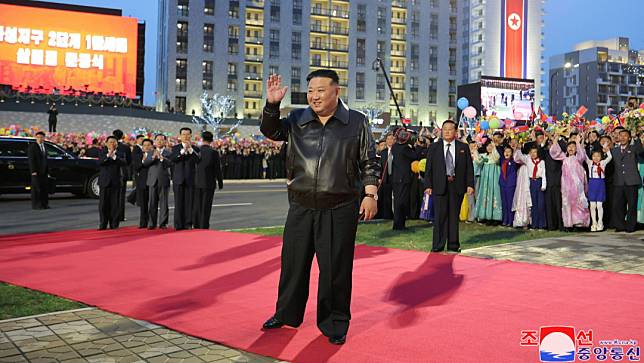 北韓領導人金正恩16日出席北韓住宅開發區完工儀式。路透社