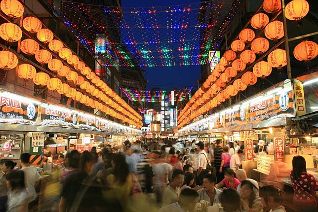 基隆廟口夜市是初來基隆的觀光客必訪熱鬧景點，密集燈籠街景在夜晚特別有風情。   圖：交通部觀光局官網／翻攝