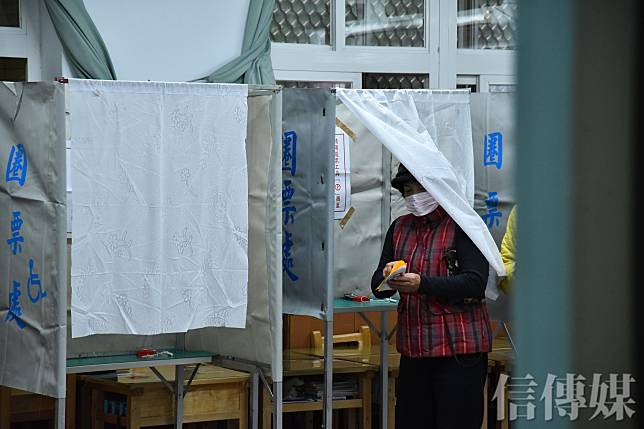 為了避免民調資料傳播影響選民判斷，因此，在法律上對於民調的規定加已限制，但是否需要與時俱進呢？圖為投票示意圖。（圖片來源／信傳媒編輯部）