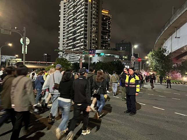 桃園市政府與桃捷公司協助疏運，約花費40分鐘，於22時40分順利完成散場疏運。圖：市府提供