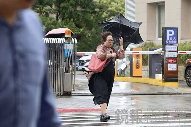 今下班時段天氣轉趨不穩，北海岸以及新竹至南投一帶、花蓮山區都有出現局部大雨的機率。（鏡報林煒凱）