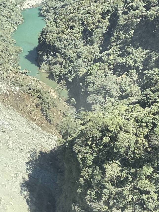 花蓮縣萬里溪上游新增一處堰塞湖，今天上午由內政部空勤總隊支援直升機空中勘查。(林保署花蓮分署提供)
