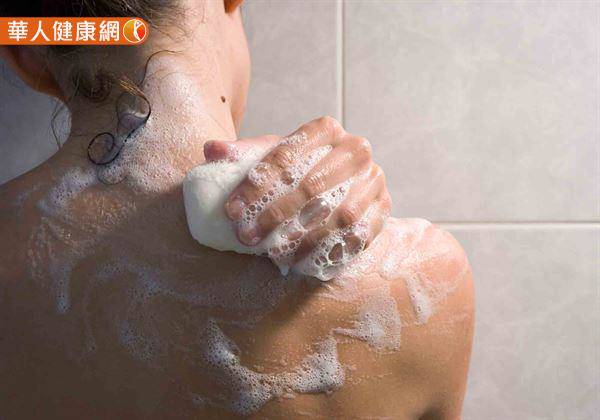從頭到腳都用皂類清洗？敏感肌小心越洗越乾、鬧肌荒