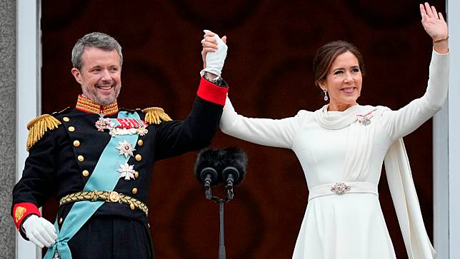 2024年1月14日，丹麥新王佛瑞德里克十世登基，與王后瑪麗在克利斯堡王宮陽台上向民眾致意。美聯社