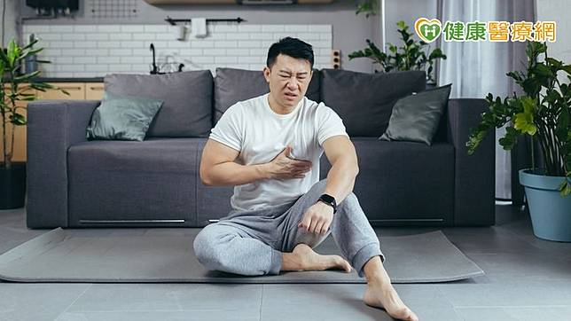 胸骨骨折引發氣胸、血胸，造成呼吸困難、胸部畸形。