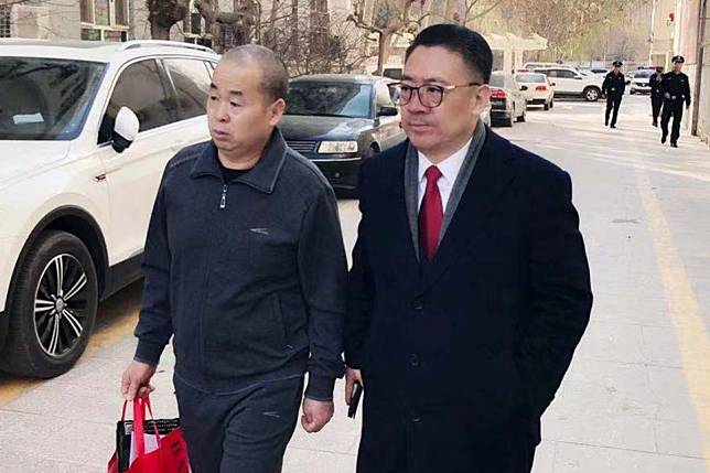 Accused killer Li Jiangong (left) has been cleared by a court in eastern China, more than a decade after his conviction for murder. Photo: Weibo
