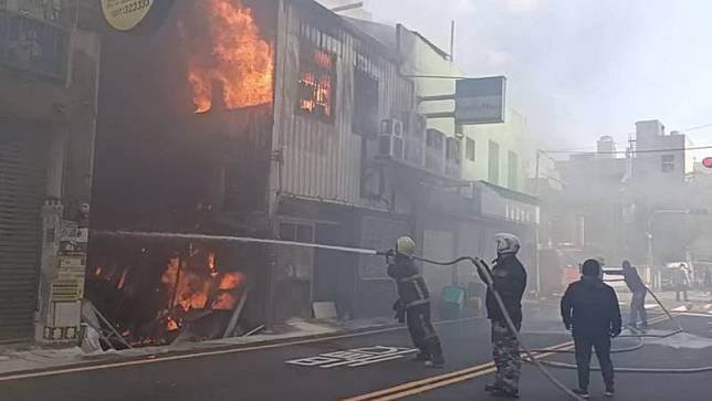 苗栗市中山路旁一間由鐵皮搭建而成的廣告社17日發生 火警，濃煙竄進隔壁超商，顧客和員工紛紛走避，但2 樓有1名婦人受困，所幸熱心退休消防員協助架梯即時 脫困。 （民眾提供） 中央社記者魯鋼駿傳真　110年1月17日  
