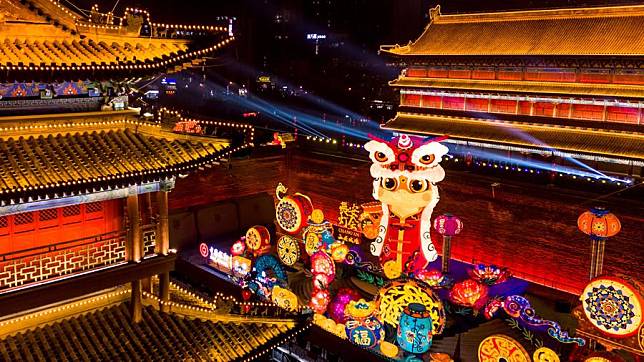 An aerial drone photo taken on Jan. 22, 2025 shows lanterns displayed near the city wall of Xi'an during the 2025 Chang'an Lantern Festival in Xi'an, northwest China's Shaanxi Province. (Xinhua/Zou Jingyi)