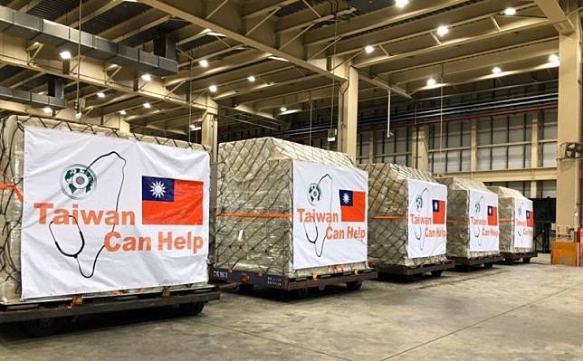 台灣啟動首波國際援助行動，將捐贈1千萬片口罩給歐美12國與15個友邦。(取自外交部推特)