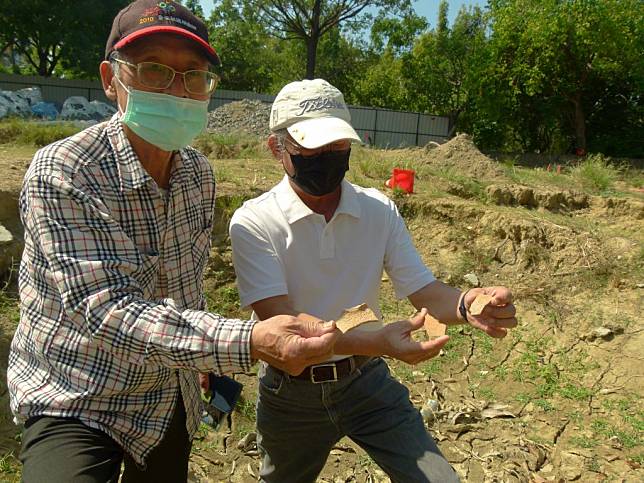 前永康市長李坤煌和老師徐世和在公園找不到網竂遺址的說明看板。（記者張淑娟攝）