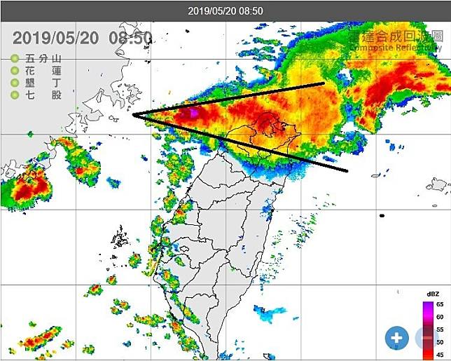 氣象局副局長鄭明典表示，北台灣上空有一片完整的「煙囪雲」，氣象局已針對新竹以北5縣市發布大雷雨即時訊息。(圖擷自鄭明典臉書)