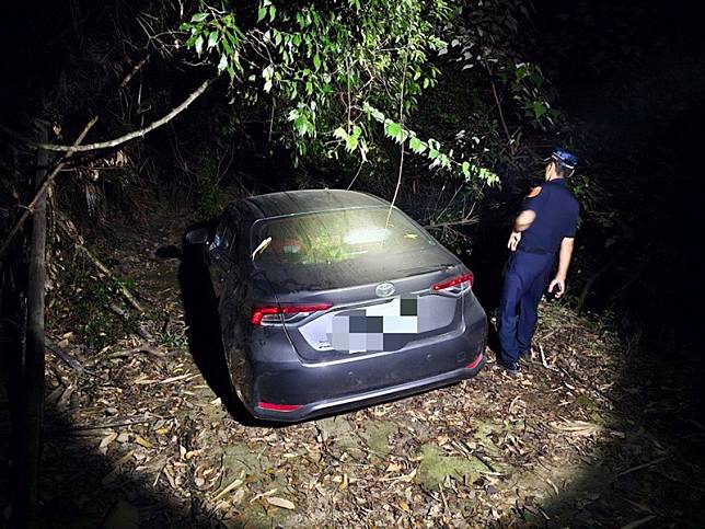 警方在大埔山區尋獲迷途3小時的楊姓照護員，並平安引導下山返家。（記者張翔翻攝）