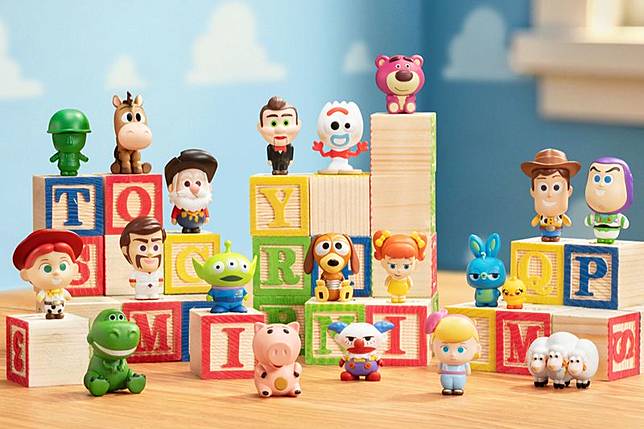 「52TOYS」在西門町打造全新品牌主題館，從公仔、可動模型到毛絨掛件應有盡有。（52TOYS供圖）