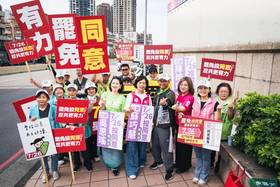 民進黨立法院黨團、新北黨部、新北議會黨團聯合站路口