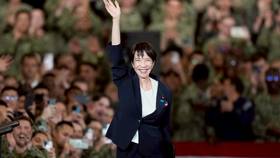 2025年10月28日，日本首相高市早苗在橫須賀的美國海軍基地上台演講，當天她與美國總統川普一起登上航空母艦喬治華盛頓號。美聯社