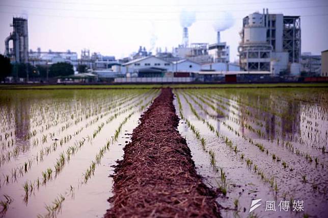 台灣工業區閒置土地長期以來難以解決，房地產上漲帶動工業區土地囤積，甚至違規興建工業住宅，而許多廠商則直接在農地上蓋工廠，以高雄市為例，高雄大社、大寮、仁武、岡山便有大量地下工廠。圖為示意圖。（Toomore Chiang＠flickr／CC BY SA-3.0）