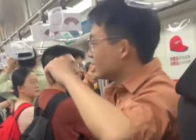 李先生（橙衣者）大方詢問地鐵其他乘客能否讓座。
