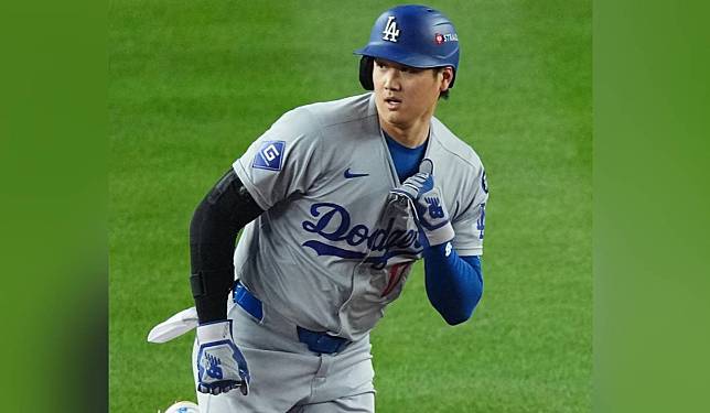 大谷左手緊抓球衣領口避免動作過大。（圖／翻攝自社群平台X）