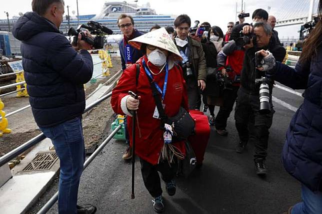 停泊在日本橫濱港的「鑽石公主號」遊輪19日上午起開放新冠病毒（武漢肺炎病毒）檢測呈陰性的乘客下船，第一波下船返家名單預計有約500名旅客。（AP）