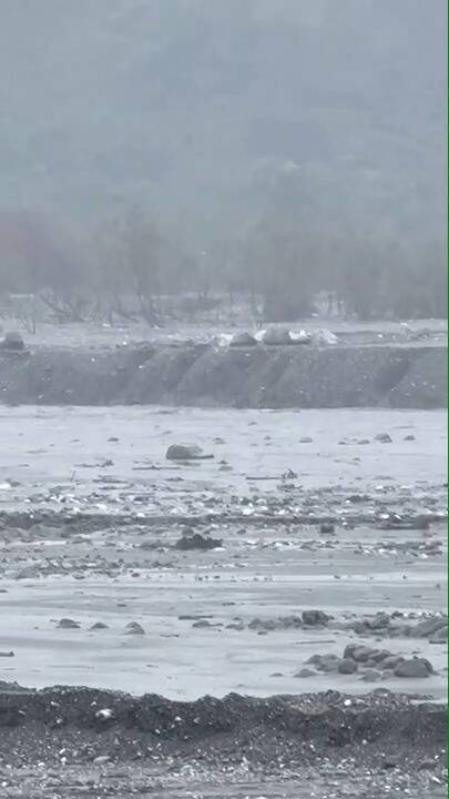 花蓮縣馬太鞍溪北岸堤防尾端，1輛吉普車遭溪水沖走，消防局出動5車1艇9人1無人機搜救中。(民眾提供)