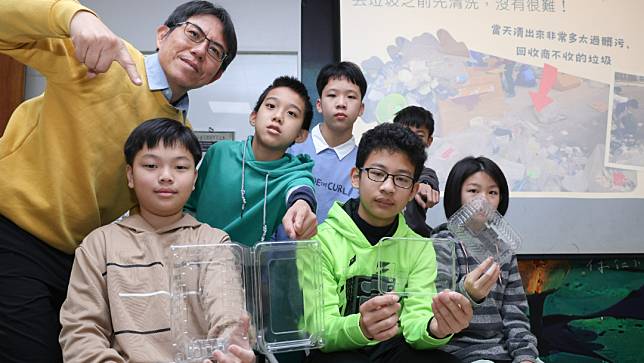 老師蔡文華（左）帶領學生認識軟塑膠及回收分類。廖瑞祥攝