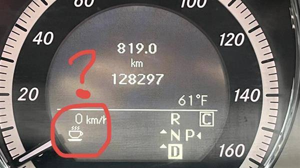 汽車儀表板上突然出現「咖啡杯」圖案是什麼意思？（圖片來源／翻攝臉書社團爆廢公社）