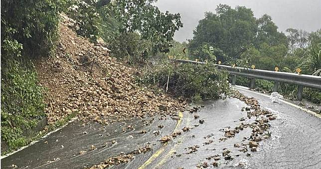 豪雨邊坡滑落　新北雙溪102線中斷無人受傷