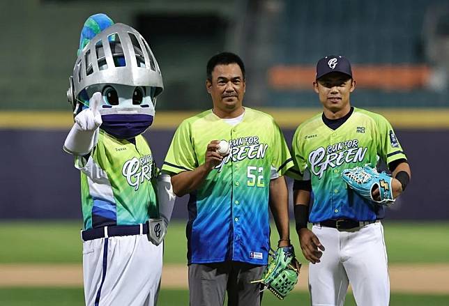 富邦二軍總教練陳金鋒(中)入選台灣棒球名人堂。 資料照富邦悍將提供 