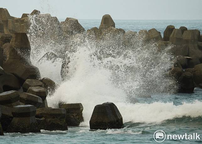 中度颱風瑪娃接近，圖為海浪打在基隆大武崙澳底海灘的消波塊上，激起大片浪風。 圖：張良一/攝