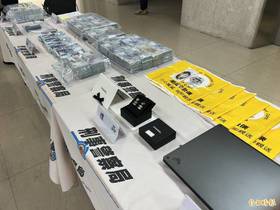 警方查扣現金1373萬元、虛擬貨幣USDT 20萬顆、千元道具假鈔6百萬元等贓證物。(記者邱俊福攝)