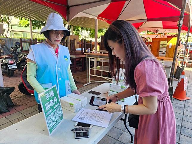 南市環保局從一日至卅一日，只要將家中閒置的手機，攜至指定回收點，不僅可換電信業者點數或購物金、生活用品等，還能獲得抽獎序號。（環保局提供）