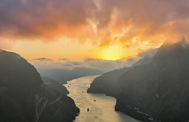 An aerial photo taken on Oct. 8, 2023 shows boats sailing at a section of the Xiling Gorge along the Yangtze River in Zigui County, central China's Hubei Province. (Photo by Zheng Jiayu/Xinhua)