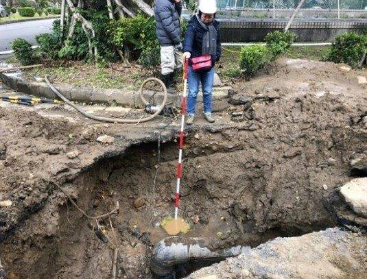 八里污水處理廠開挖檢修自來水管時，需委託專業人員進行古蹟監看。（北市衛工處提供）