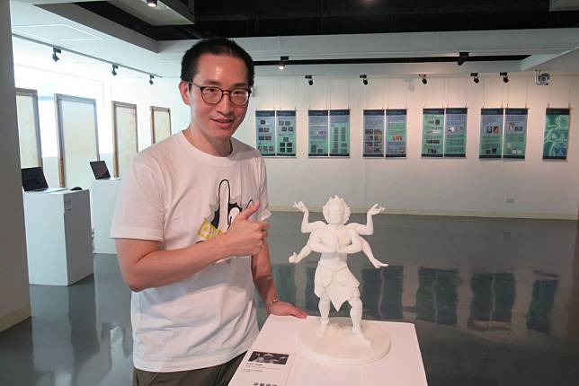 劉景程在新營文化中心推出數位雕塑創作展，創作內容為八名佛教護法，他以３Ｄ列印方式呈現實體作品。（記者陳佳伶攝）