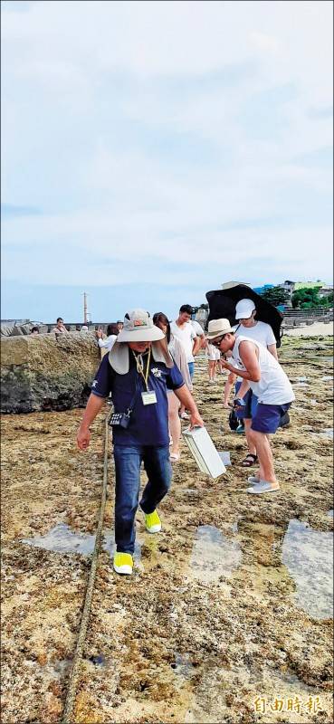 目前已實施「旅海步道」的漁埕尾潮間帶，管控人潮下，與去年明顯不同。(記者陳彥廷攝)