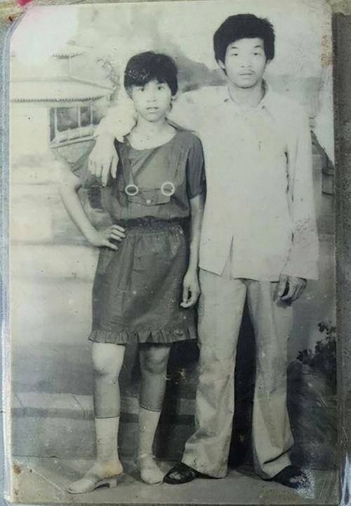 張玉環（右）年輕時與太太合照，他被捕後7年，太太雖受環境所迫與他離婚改嫁，仍不斷為他上訴。（翻攝中新網）